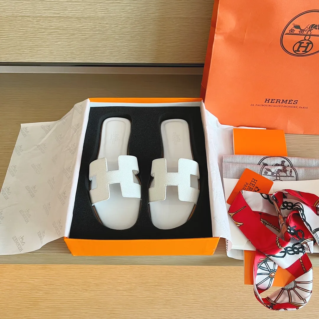 👟👟Ex-factory price 480👟👟 Women's Shoe Factory [Palmprint All-Inclusive Midsole] (Hermès) Upgraded packaging, upgraded version and workmanship materials. Hermes®🔴The highest version of handmade shoes on the market ✨✨ Top product Hermès slippers🐎 —————————— 2022 early spring new model is the same as the original version, handmade by masters! ❥High-end customization, exclusive products, the highest version in the industry⚠❥Using: Hermers upper: Italian imported cowhide + original custom-grade Australian sheepskin feet + genuine leather outsole (pursuing top walking comfort) ✨~~〰〰〰〰❥ Packaging: ✔🚦Pay attention to the exclusive top-level exclusive packaging 〰The original top quality is on sale━━━━Hermes━━━━━ size: 35-40 (34.41.42 custom-made, non-refundable)